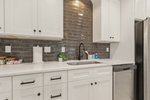 Interior - Festival House-KING-Cajun Luxury-Garage-Fast WiFi (Lafayette)
