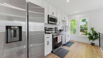 Coffee/tea maker, fridge, microwave, oven