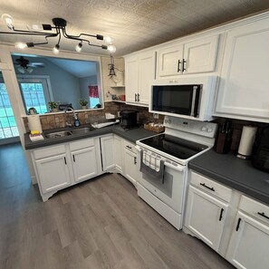 Microwave, oven, stovetop - The 1918 Magnolia Cottage (Milton)