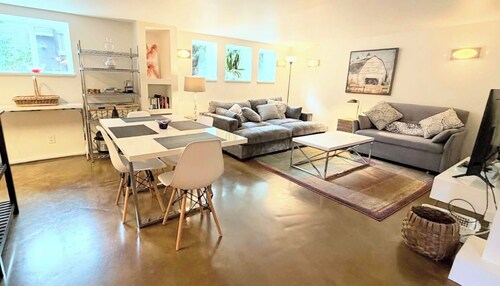 Lovely 2-bedroom apartment in Seattle in vibrant Wallingford Neighborhood