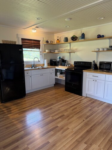 Charming Wanchese Retreat-Cozy 2BR Near OBX Beaches and Fishing
