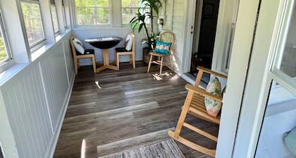 NEW RENTAL-GREAT RATES! Peaceful 2B-1.5B cottage- 0.4 mile to FCF State Park