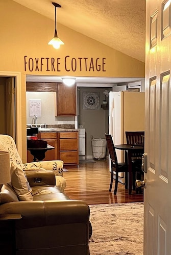 NEW RENTAL-GREAT RATES! Peaceful 2B-1.5B cottage- 0.4 mile to FCF State Park