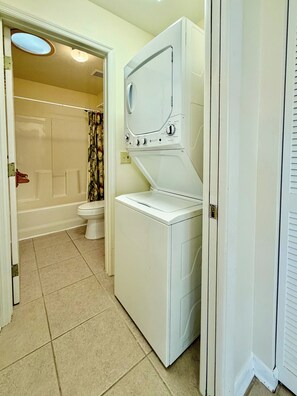 Haartrockner, Handtücher, Toilettenpapier