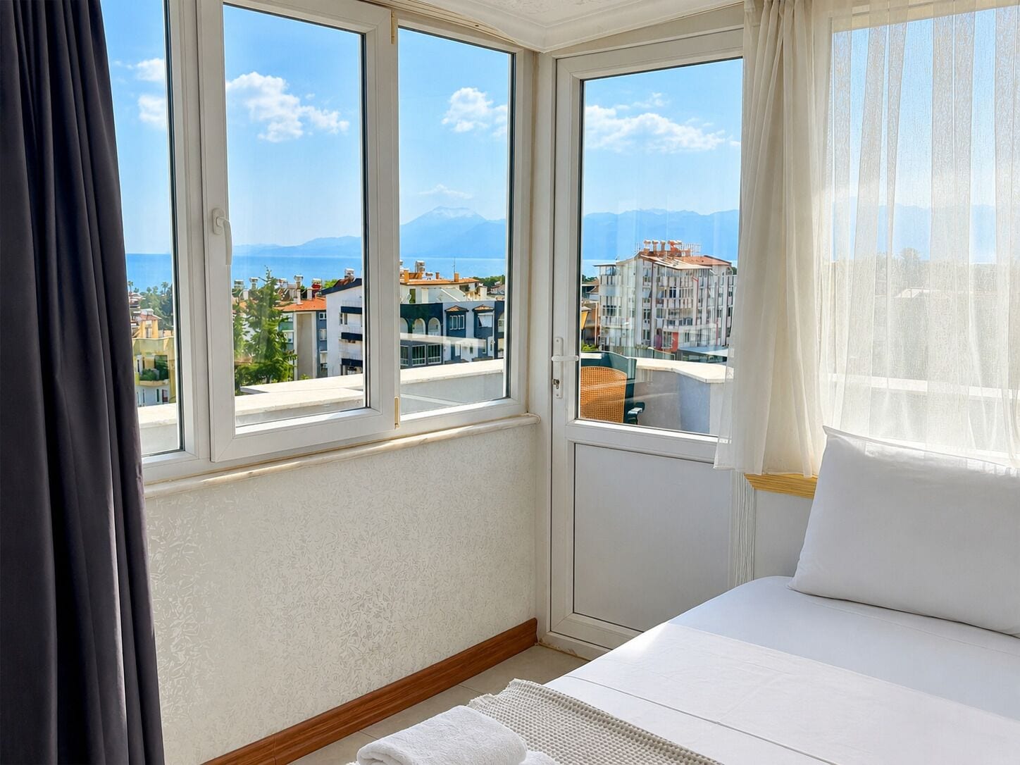 Habitación Deluxe, balcón, vistas al mar | Minibar, wifi gratis, ropa de cama