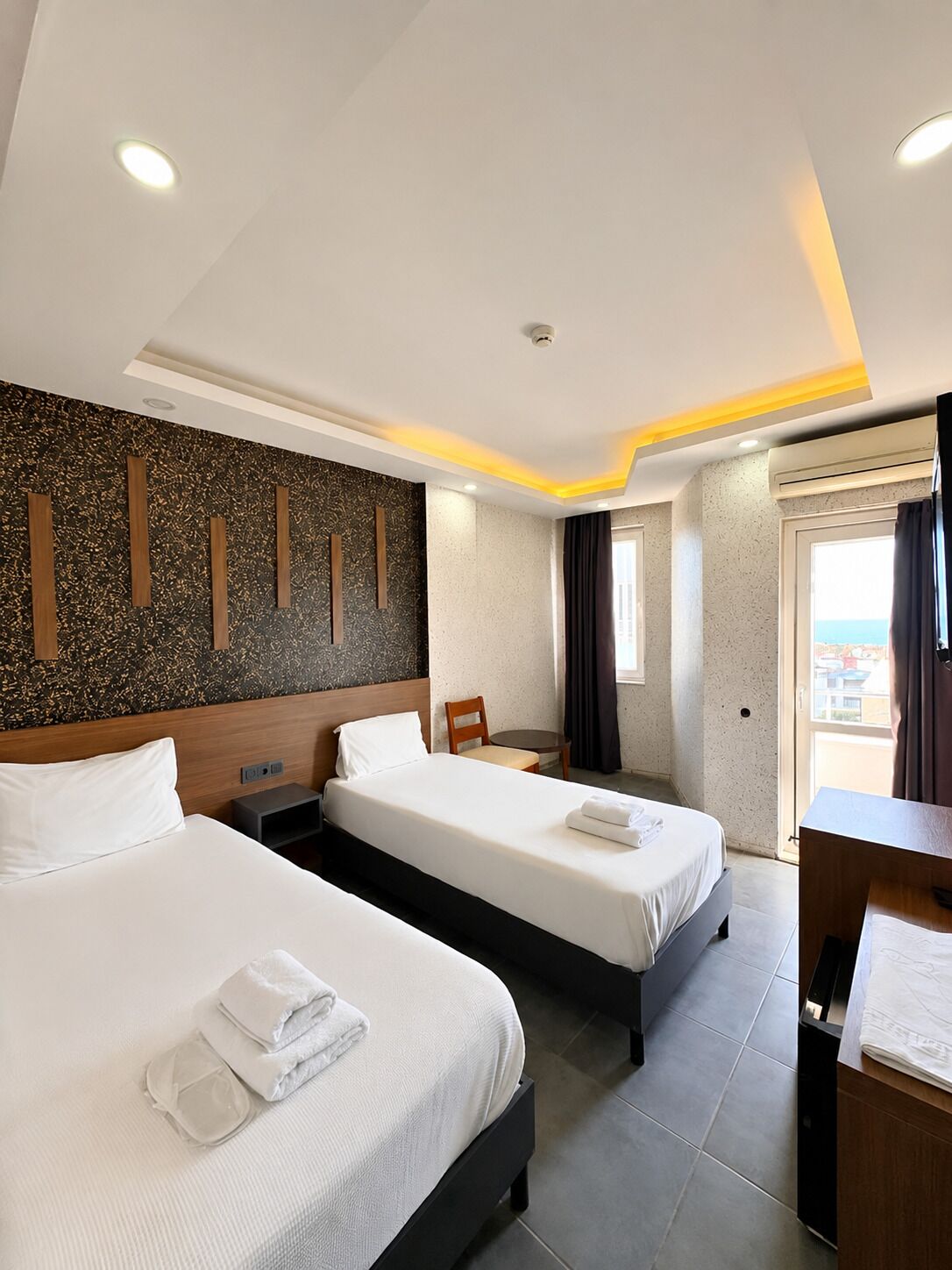 Habitación Deluxe con 2 camas individuales, balcón, vistas parciales al mar | Minibar, wifi gratis, ropa de cama