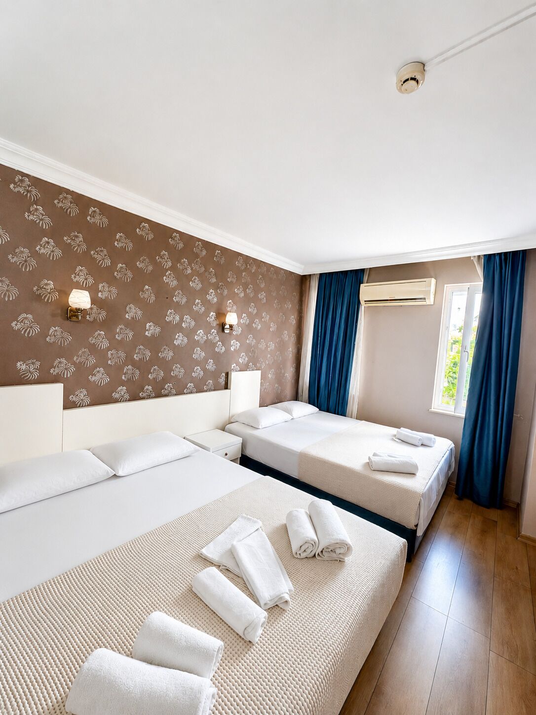 Habitación cuádruple estándar, vistas a la ciudad | Minibar, wifi gratis, ropa de cama