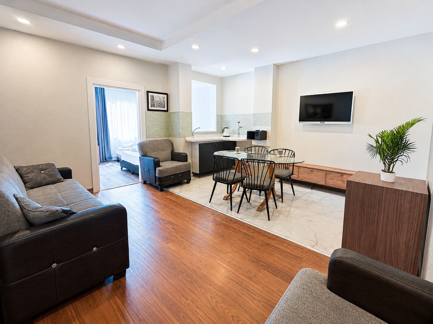 Habitación Deluxe | Zona de estar | Televisión LED de 32 pulgadas con canales por cable