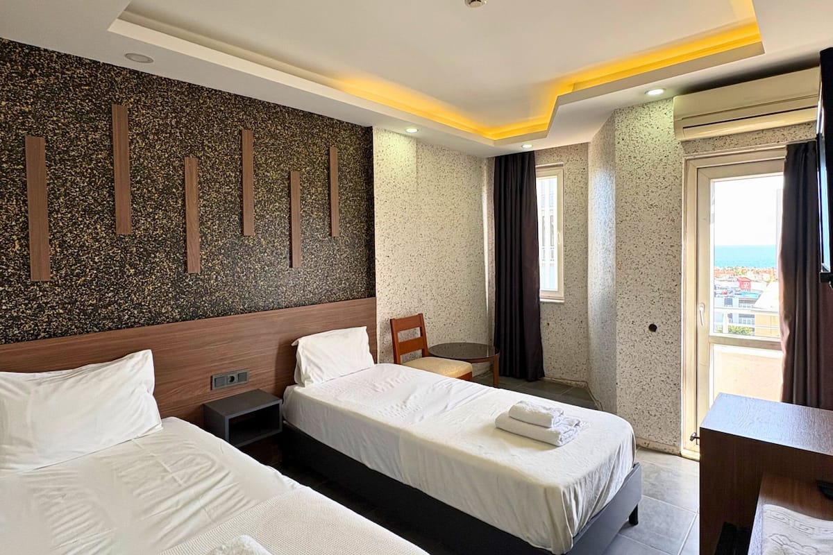 Habitación Deluxe con 2 camas individuales, balcón, vista parcial al mar