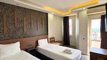 Deluxe-Zweibettzimmer, Balkon, eingeschränkter Meerblick