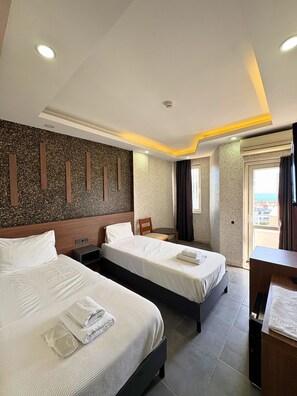 Quarto duplo luxo, sacada, vista parcial para o mar