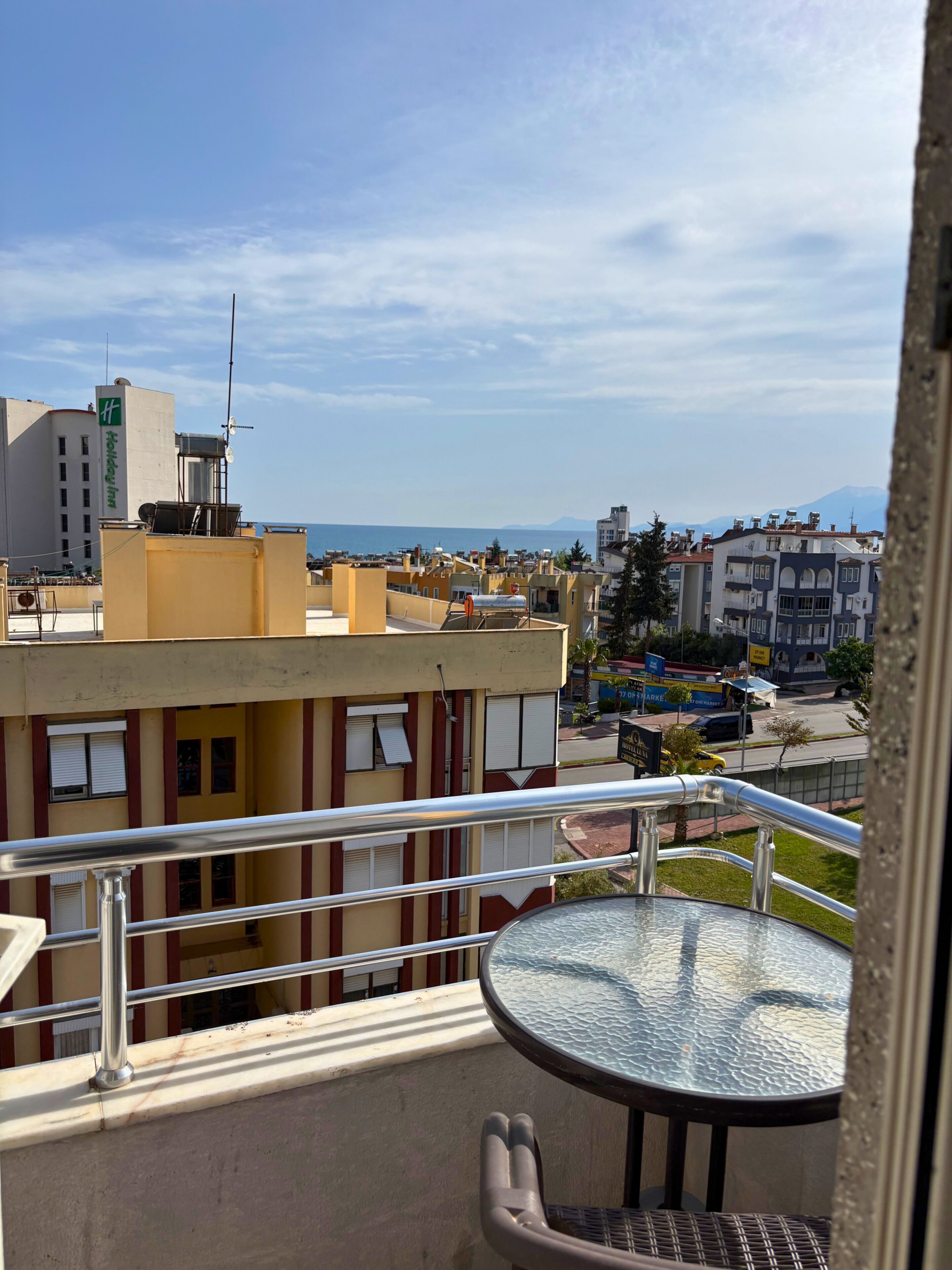 Chambre Triple Deluxe, balcon, vue partielle sur la mer | Vue sur le jardin
