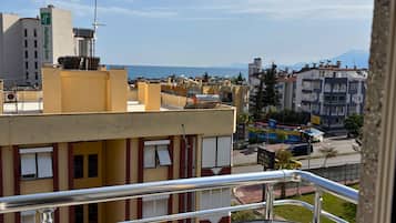 Chambre Triple Deluxe, balcon, vue partielle sur la mer | Vue sur le jardin