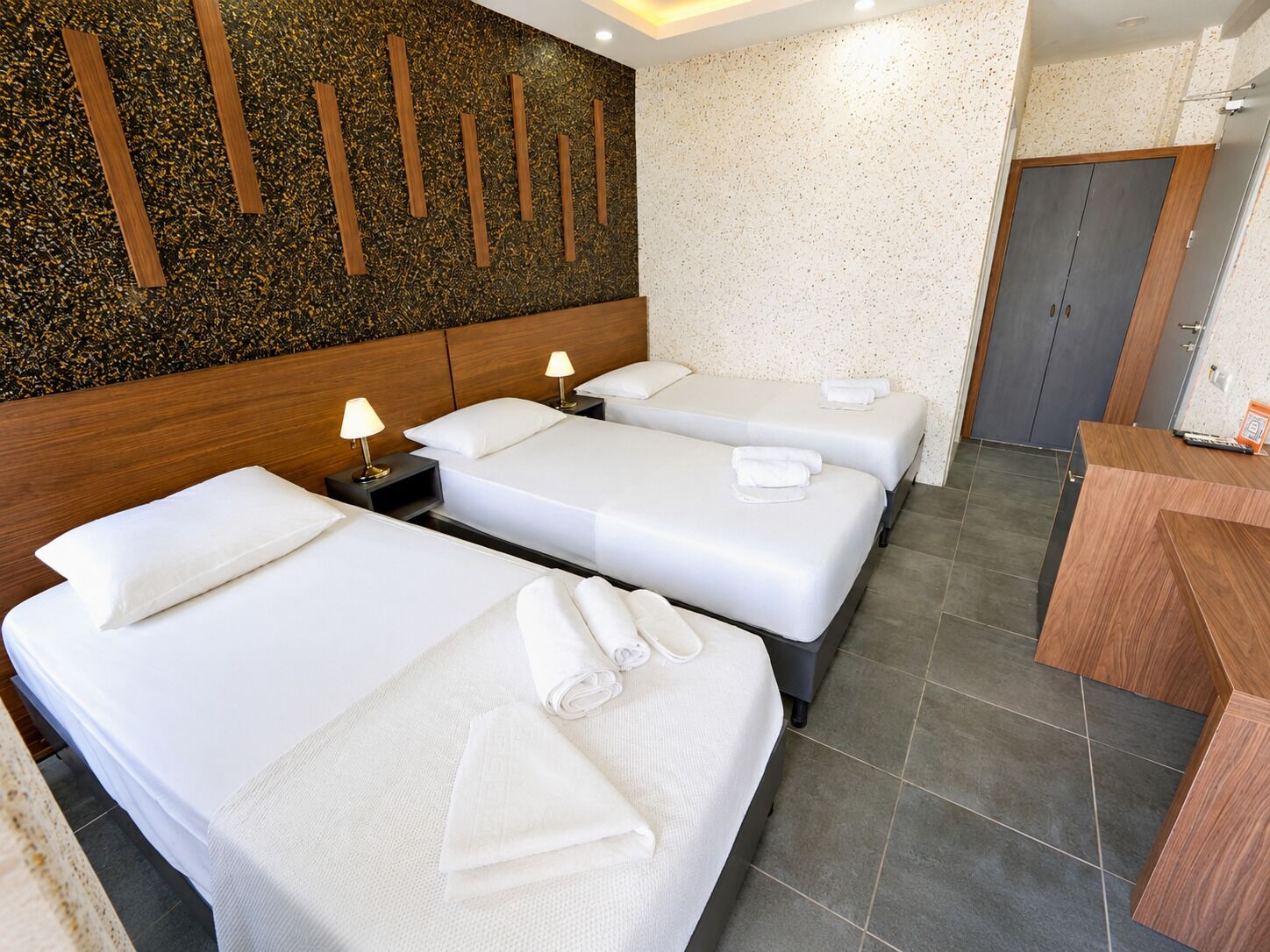 Habitación triple Deluxe | Minibar, wifi gratis, ropa de cama