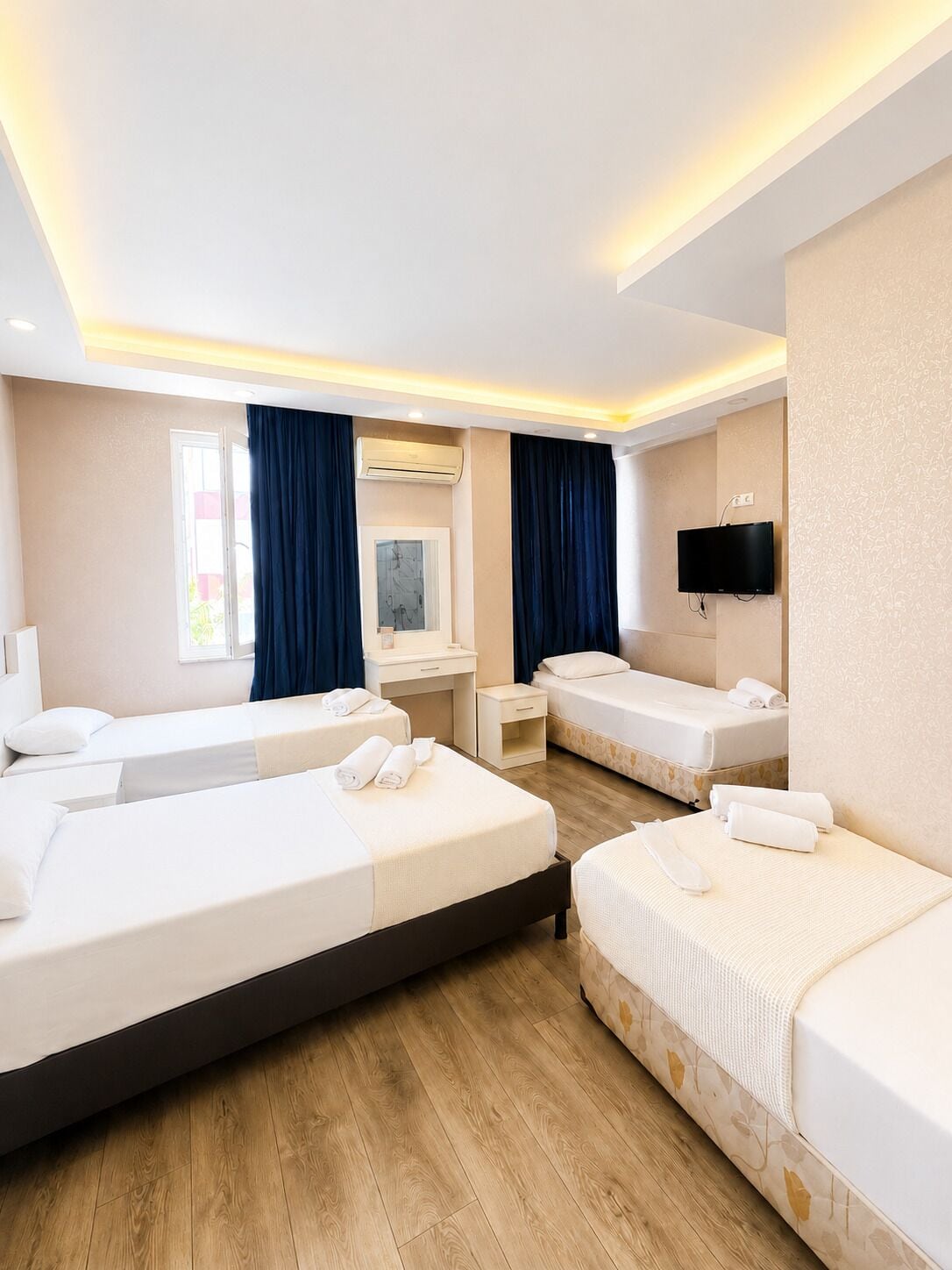 Habitación cuádruple estándar, vistas a la ciudad | Minibar, wifi gratis, ropa de cama