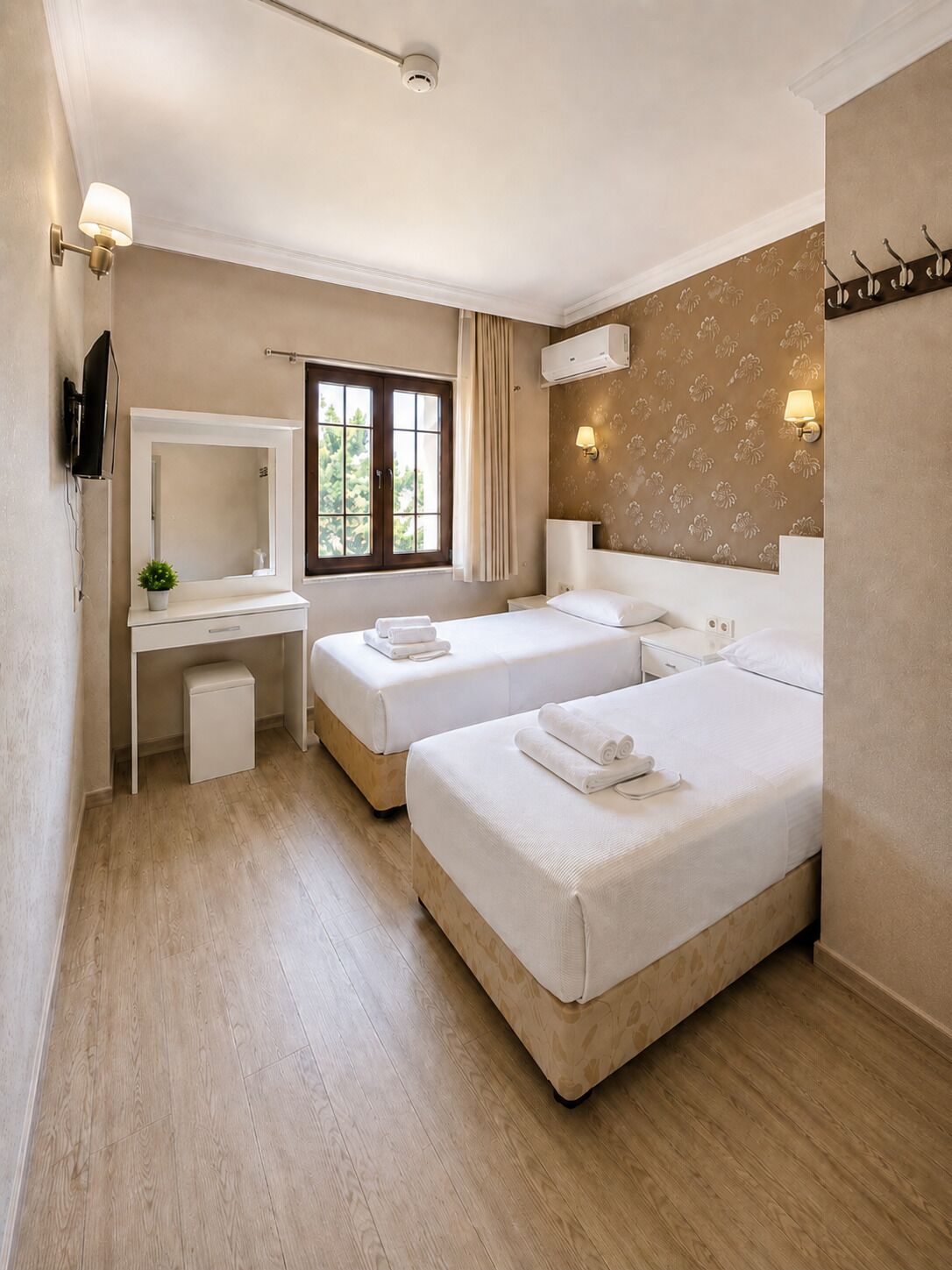 Habitación estándar con 2 camas individuales, vistas a la ciudad | Minibar, wifi gratis, ropa de cama