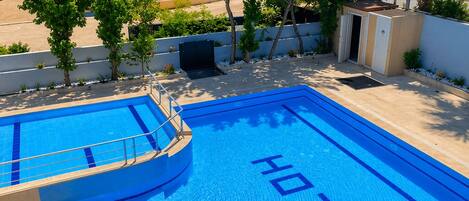 Piscine extérieure (ouverte en saison), parasols de plage