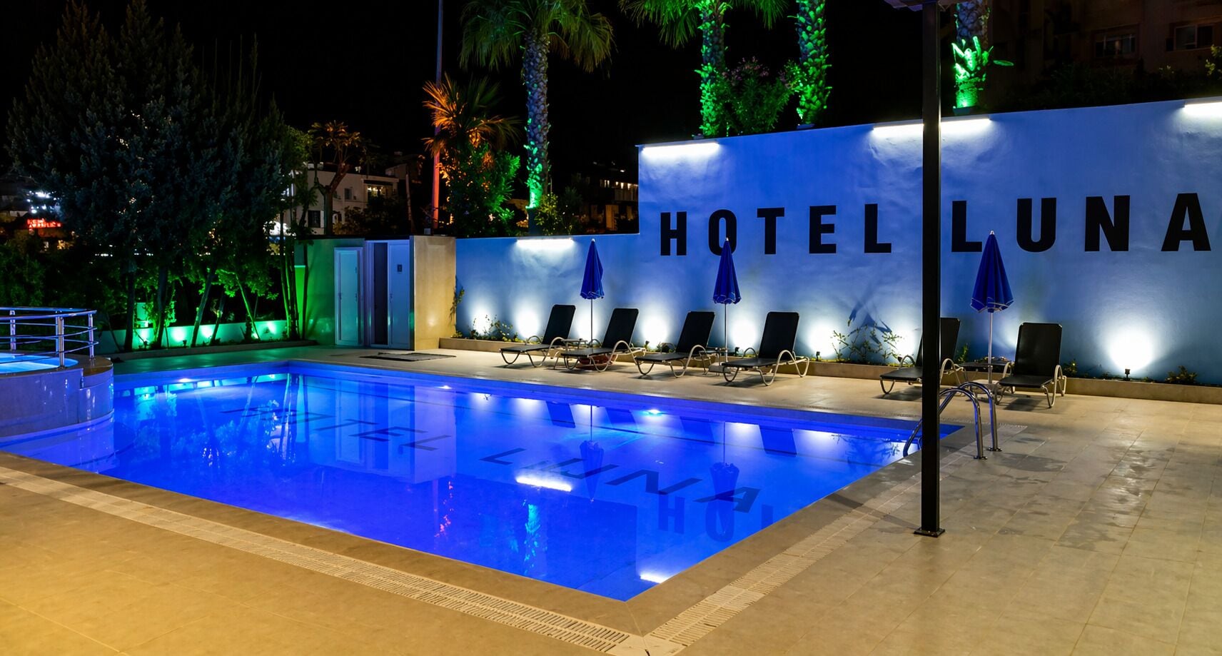 Seasonal outdoor pool, pool umbrellas, sun loungers