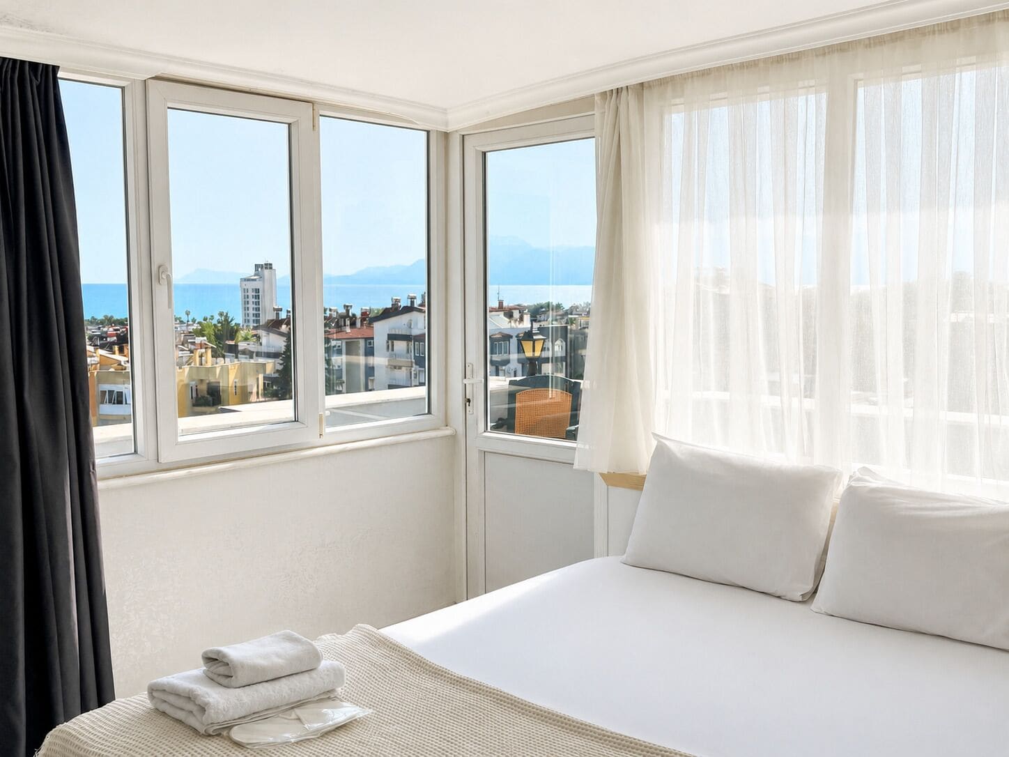 Habitación Deluxe, balcón, vista al mar | Minibar, wifi gratis y ropa de cama 