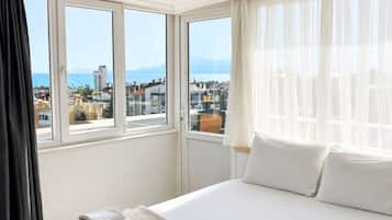 Habitación Deluxe, balcón, vista al mar | Minibar, wifi gratis y ropa de cama