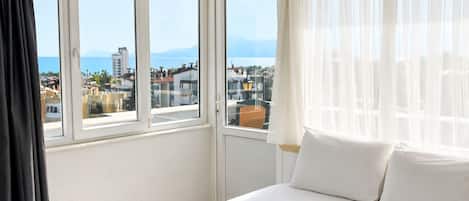 Phòng Deluxe, ban công, quang cảnh biển | Minibar, truy cập Internet không dây miễn phí, bộ trải giường