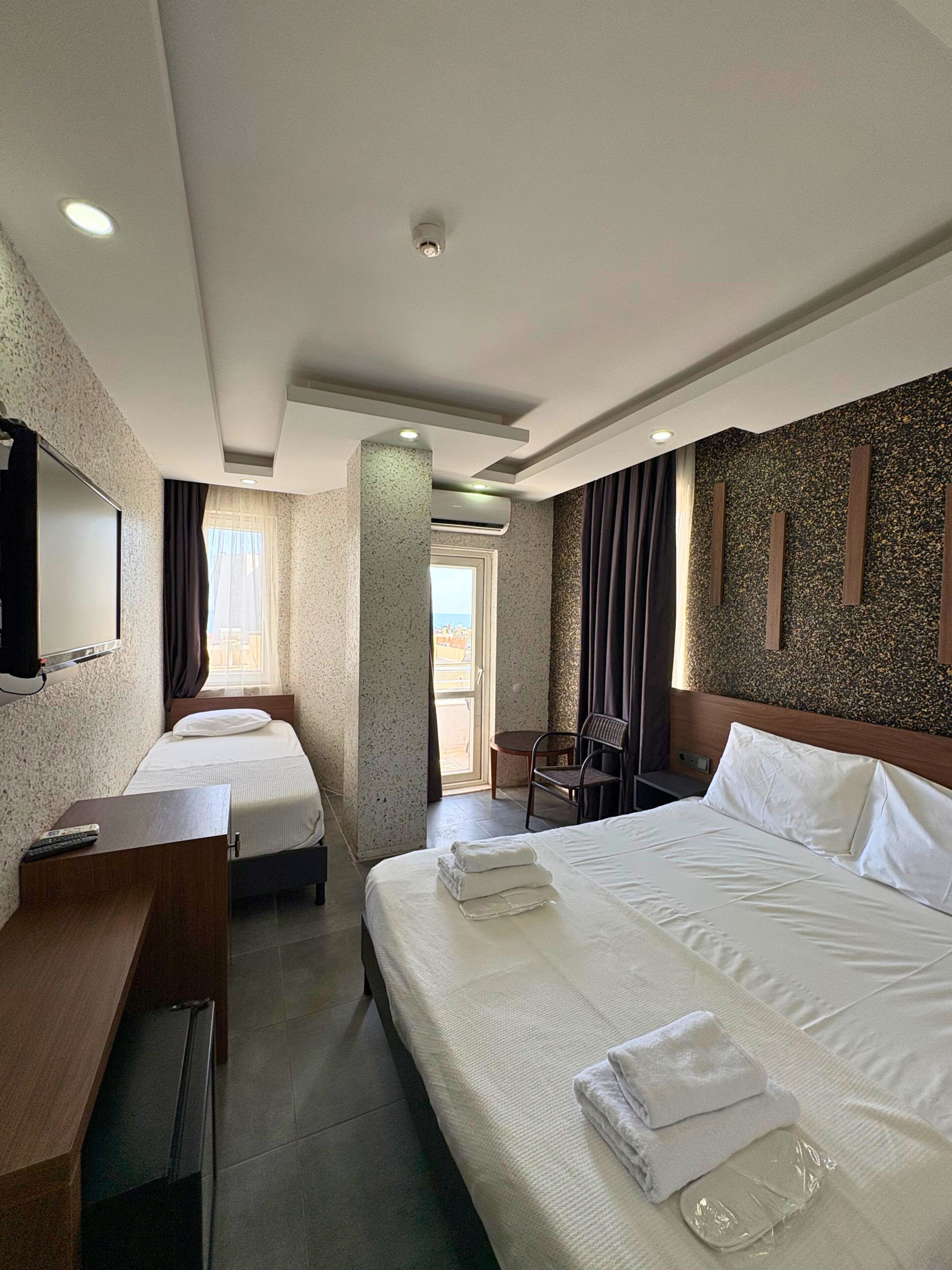 Quarto triplo luxo, sacada, vista parcial para o mar