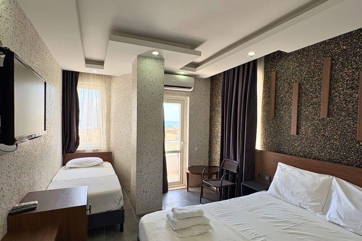 Habitación triple Deluxe, balcón, vista parcial al mar