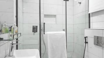 Comfort-huoneisto, parveke, kaupunkinäköala | Kylpyhuone | Ilmaiset hygieniatuotteet, hiustenkuivaaja, pyyhkeet, saippua