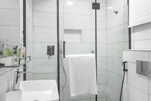 Lägenhet Comfort - balkong - utsikt mot staden | Badrum