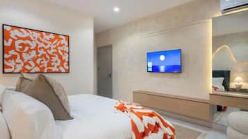 Comfort Apartment, Balcony, City View | Peti besi dalam bilik, meja, ruang kerja komputer riba
