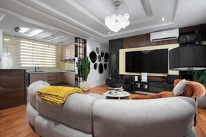 Apartamento Confort, balcón, vistas a la ciudad | Zona de estar