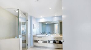 Shower, hair dryer, towels, shampoo - 111 Apartment - Oceanfront Sky - 3BR (Hollywood)