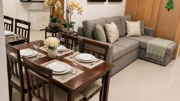 Apartment, 1 Bedroom, City View | Living room