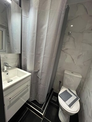 Shower, towels, shampoo - Budget Cute Studio in Thessaloniki Center (Thessaloniki)