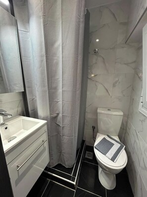 Shower, towels, shampoo - Budget Cute Studio in Thessaloniki Center (Thessaloniki)