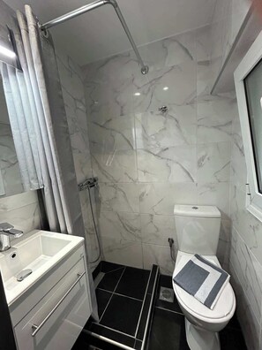 Shower, towels, shampoo - Budget Cute Studio in Thessaloniki Center (Thessaloniki)