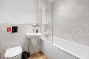 Towels, soap, shampoo, toilet paper - City Point Aberdeen by Guestz (Aberdeen)