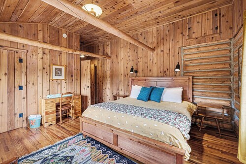 Thunderbird - 2 bedroom. 1 bathroom historic cabin