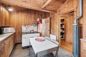 Jääkaappi, mikroaaltouuni, uuni, liesi