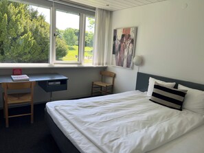 Cubrecamas, escritorio, wifi gratis y ropa de cama 