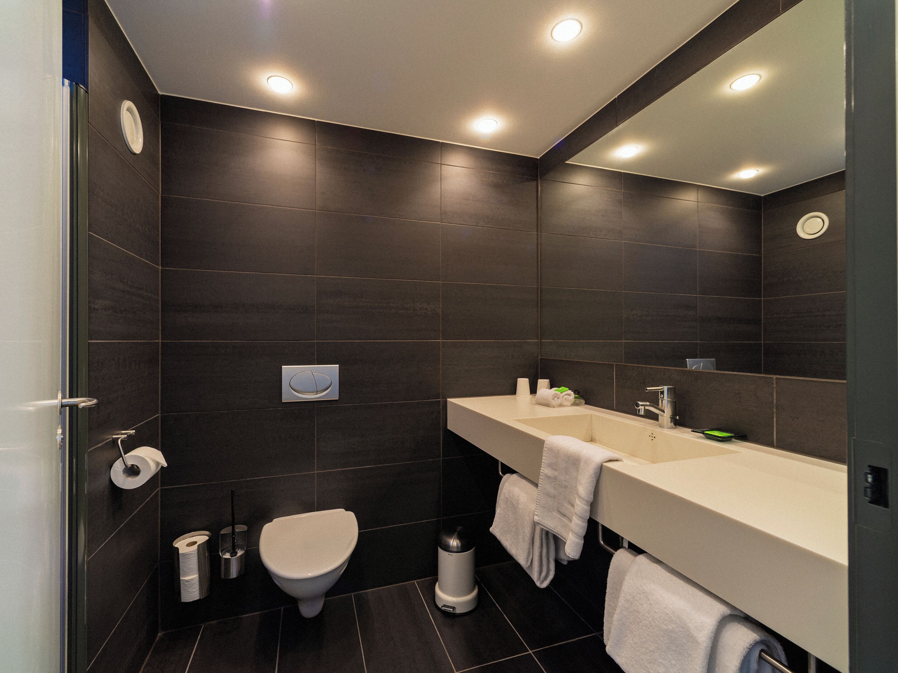 Doccia, asciugamani, sapone, shampoo