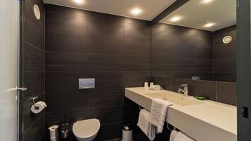 Doccia, asciugamani, sapone, shampoo