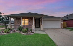Exterior - 4-BD/2-BA Bellaire View Getaway w/ Laundry & Yard (Houston)