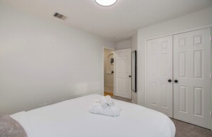4 bedrooms, desk, iron/ironing board, WiFi - 4-BD/2-BA Bellaire View Getaway w/ Laundry & Yard (Houston)