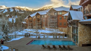 Ein Resort mit Pool, mehreren Gebäuden und einer Bergkulisse.
