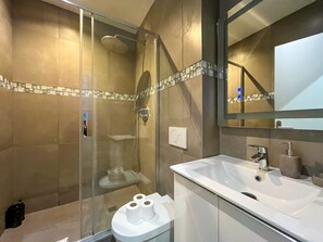 Shower, hair dryer, towels - UrbanFlat 204 + 205 - 249 Saint Denis SD1 (Paris)