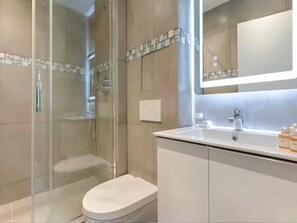 Shower, towels - UrbanFlat 203 + 202 - 249 Saint Denis SD1 (Paris)