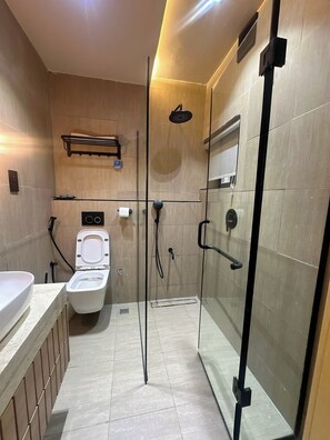 Habitación económica, balcón, vista a la ciudad | Baño