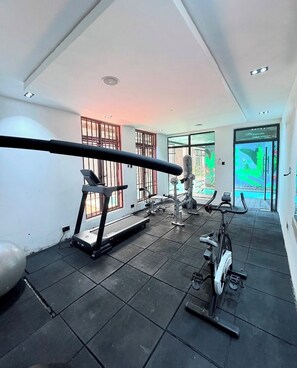 Habitación económica, balcón, vista a la ciudad | Sala de fitness