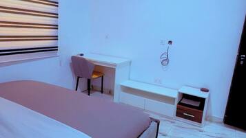 Habitación económica, balcón, vistas a la ciudad | Escritorio, espacio para trabajar con un portátil, cortinas opacas